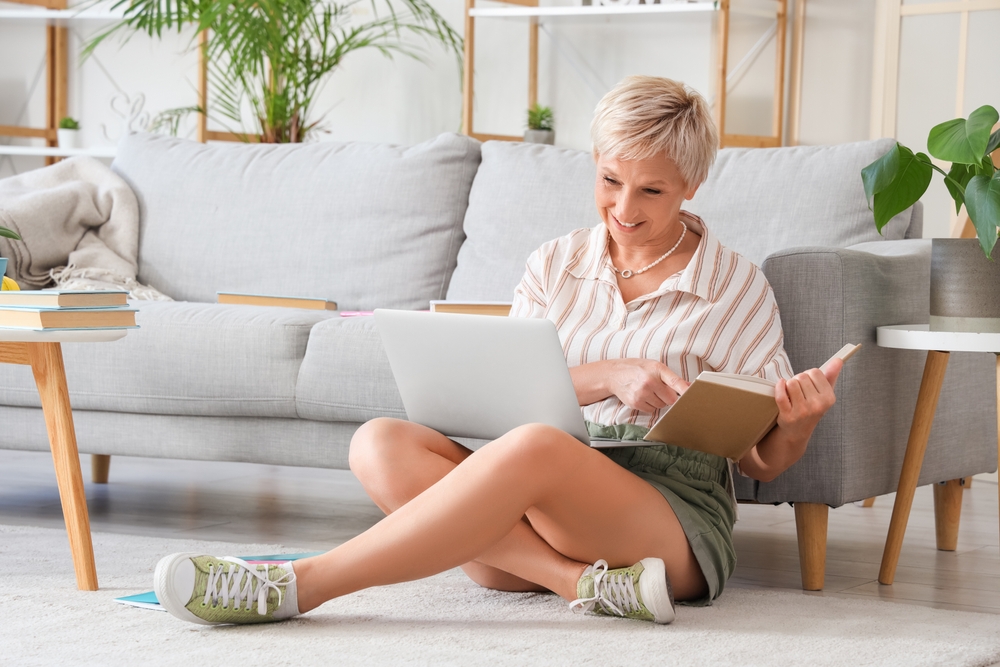 Frau lernt von zu Hause eine neue Sprache