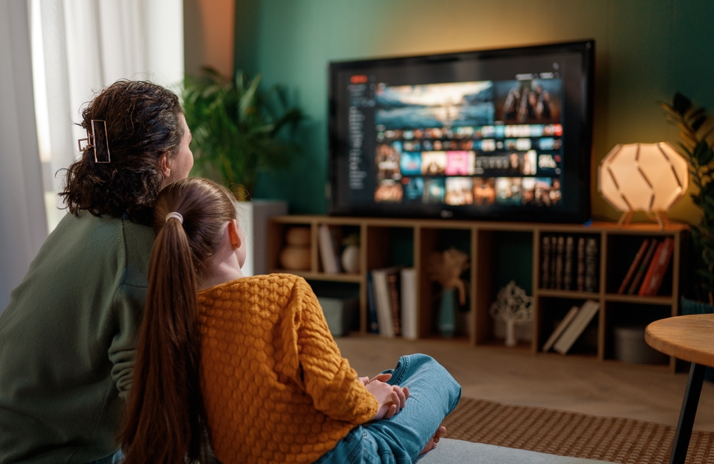 Ein Pärchen schauten Film auf Englisch.